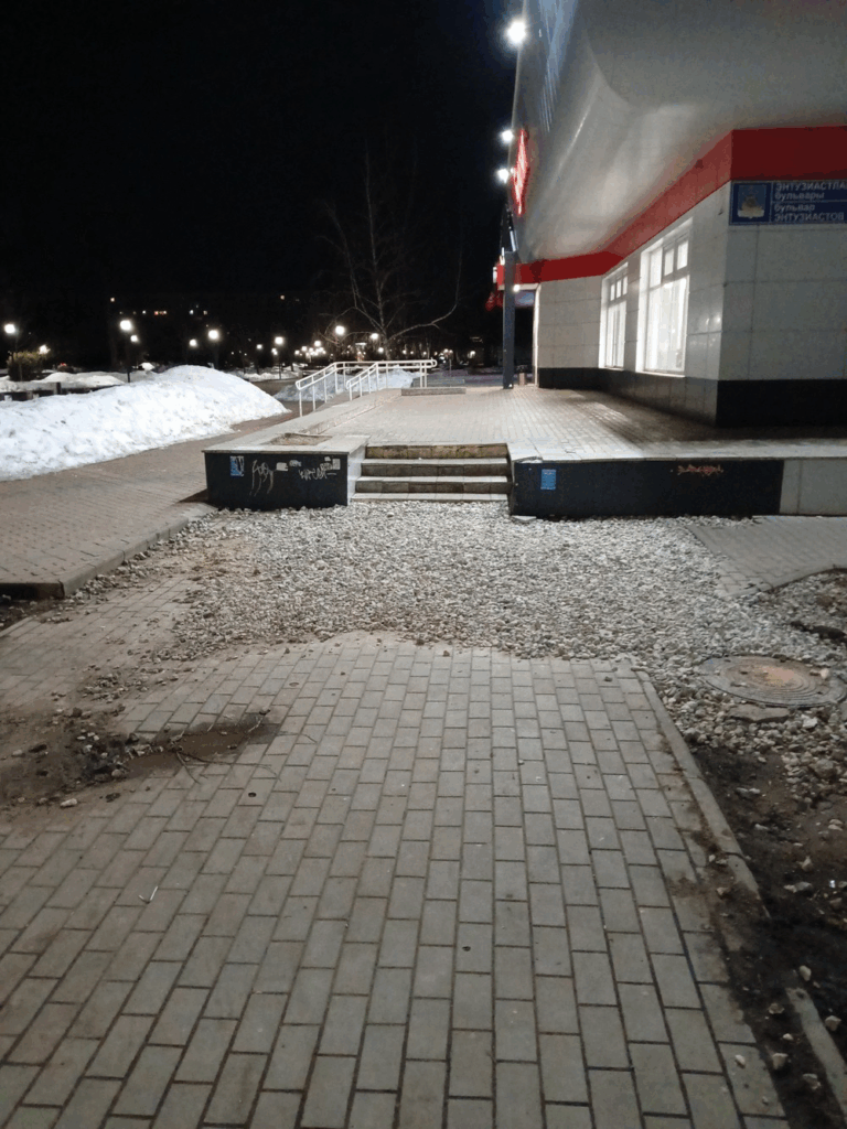 Набережные челны. Бульвар Энтузиастов, рядом с магнитом